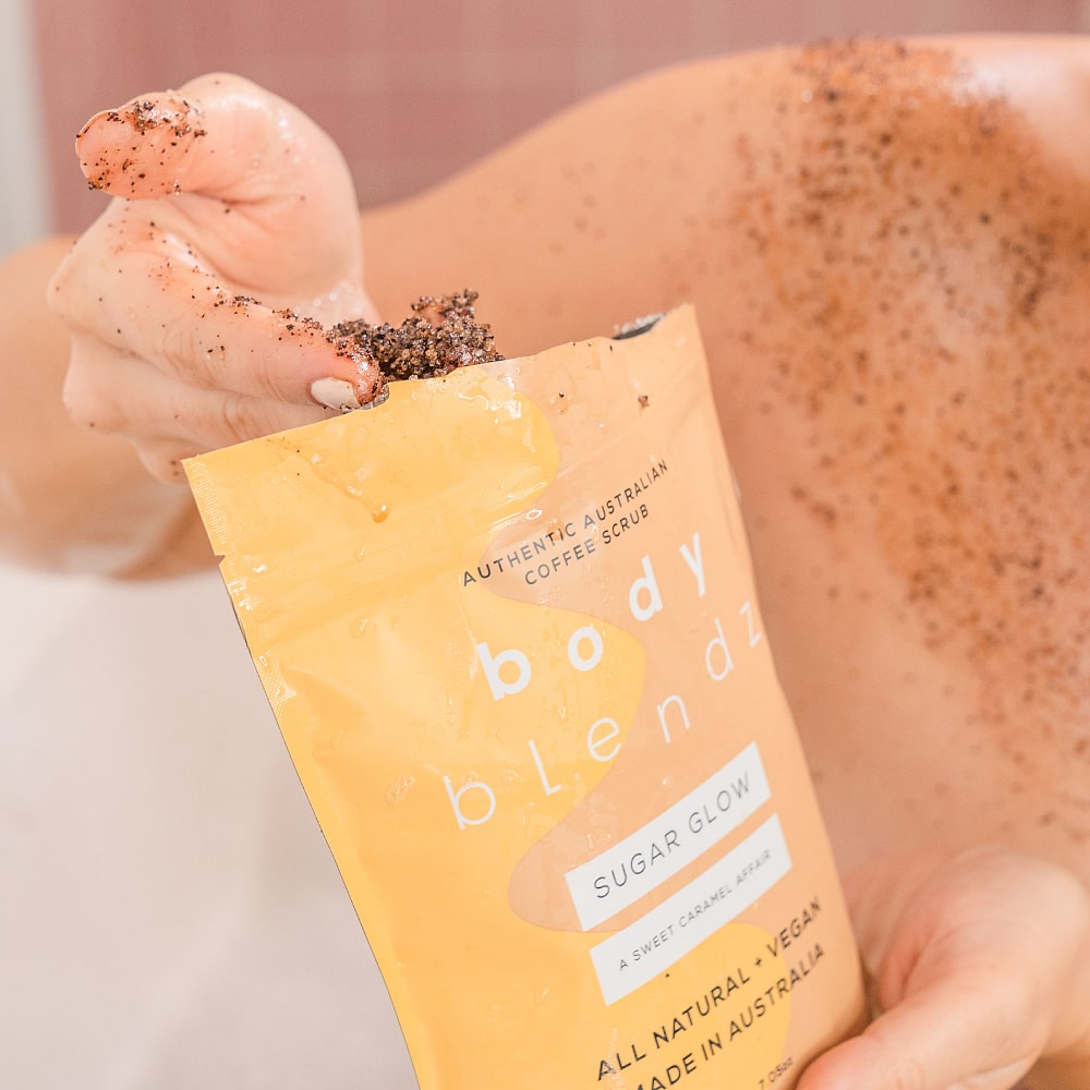 body-blendz-sugar-glow-coffee-scrub_model-02-min